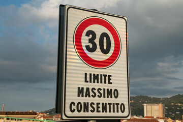 30 km/h speed limit is a road safety measure designed to reduce the risk of accidents, in urban areas with high residential density, limited traffic zones or near schools, for greater safety.