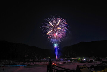 京都府の美山町にあるかやぶきの里の雪灯廊であがる花火