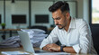 © Cedric - Fokussierter Mann arbeitet am Laptop im modernen Büro