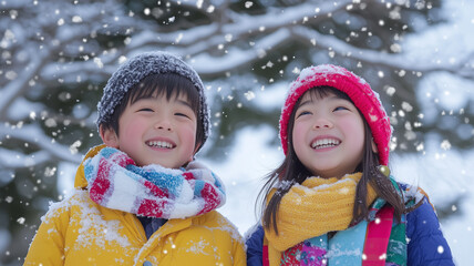 Poster - 雪の中で笑顔の日本人の男の子と女の子