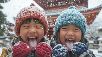 Poster - 雪を舌で受け止める日本人の子供たち