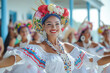 © yumir - Una hermosa mujer panameña vestida con la tradicional pollera y un sombrero con flores de colores sonríe mientras disfruta bailando en una celebración de fiestas patrias panameñas