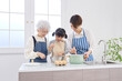 © siro46 - キッチンで料理をする3世代の女性　祖母・母親・孫