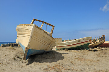 Naklejka na meble playa de cabo de gata almería cementerio de barcos viejos rotos en la arena   4M0A2780-as24