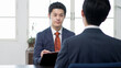 © mapo - 面接をするビジネスマン