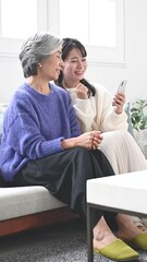 Poster - リビングで笑顔で話す、スマホを見ながら過ごす仲良し親子　母と娘の全身の動画