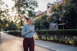 © Zamrznuti tonovi - Young sporty woman jogging in the city during sunny autumn day