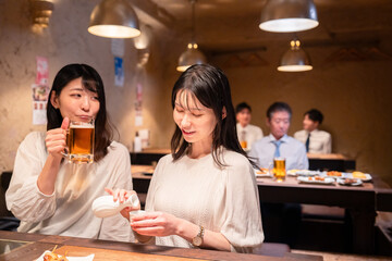 Canvas Print - 居酒屋で女子会をする二人の女性