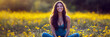 © David Giraud - Portrait d'une belle jeune femme souriante en tenue de yoga bleu, cheveux longs bruns, assise au milieu d'un champ de fleurs jaunes.