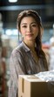 © chic designs - 商業および工業デザイン用の倉庫の設定で笑顔の女性労働者