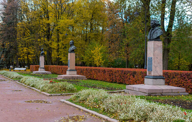 Wall Mural - Heroes of the Soviet Union in Moscow Victory Park in autumn Saint Petersbug, Russia 