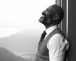 © VicPhoto - Hombre relajado disfrutando del paisaje junto a una ventana