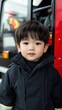 © chic designs - 消防車の前に立つ消防士の衣装を着た幼い子供 - 子供の教育と安全のための早期のキャリアのインスピレーション