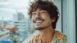 © chic designs - 都会の雰囲気の中でカジュアルな夏の服装で微笑む陽気な若い男性