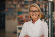 © Zamrznuti tonovi - Portrait of smiling female senior professional pharmacist looking at camera