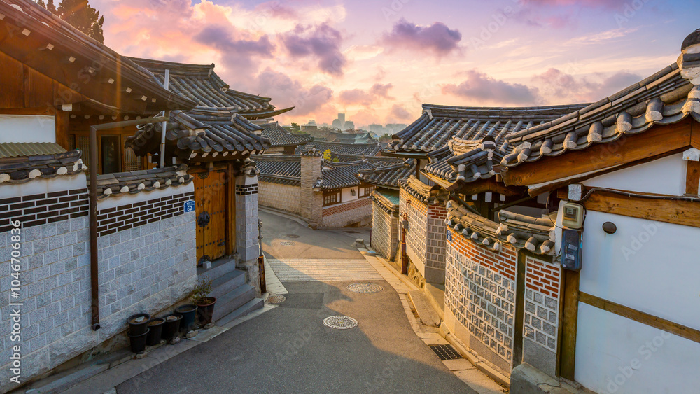 Foto de Stock Traditional Korean style architecture at Bukchon Hanok ...