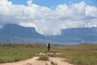 © carina furlanetto - homem em trekking até o monte roraima, venezuela