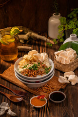 Chicken porridge or rice porridge, made from shredded chicken, sliced ​​spring onions, fried peanuts, crackers and also chili sauce.