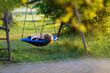 © ewa - Ein Kind entspannt im Gartenschukel
