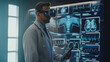 © gerson - Doctor Utilizando Gafas de Realidad Virtual en Medicina Avanzada