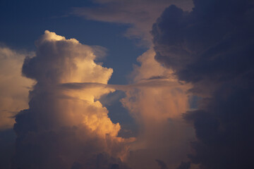Wall Mural - 
It is a cumulonimbus cloud that receives late afternoon sunlight.
