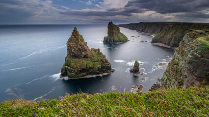 Wall Mural - Langzeitbelichtung des Meeres bei den Duncansby Stacks, Blick auf die Küstenlinie im Norden Schottlands