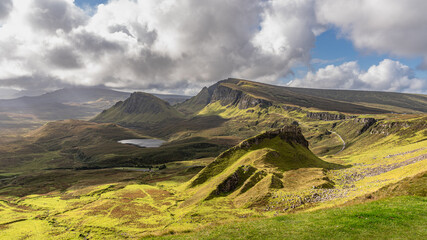 Wall Mural - Blick vom Quiraing auf die schottische Landschaft mit Hügeln und Lochs