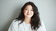 © chic designs - 美しさと自信を抱く：カジュアルな服装で長い髪の笑顔の女性のポートレート