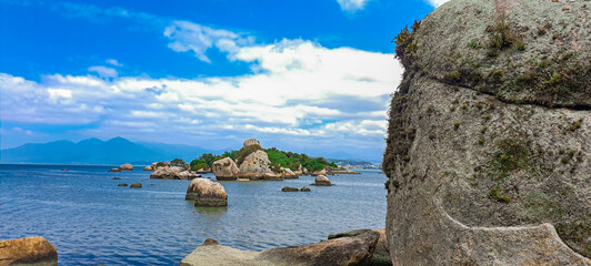 Wall Mural - praia com pedras grandes e magníficas em Florianópolis