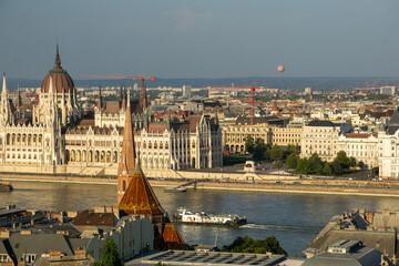 panorami di budapest con mongolfiera in cielo