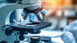 © Sawyer0 - Mikroskop, który skupia się na szkiełku z próbką biologiczną. Zbliżenie pokazuje detale próbki, które są niewidoczne gołym okiem.