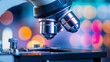 © Sawyer0 - Mikroskop, który skupia się na szkiełku z próbką biologiczną. Zbliżenie pokazuje detale próbki, które są niewidoczne gołym okiem.