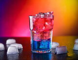 Kolorowy drink z lodem, intensywna barwa