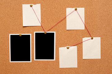 Fototapete - Blank paper notes and an empty photo are pinned to a cork board. The concept of detective investigation.