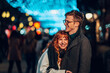 © Zamrznuti tonovi - Loving christmas couple hugging and laughing on christmas eve on street