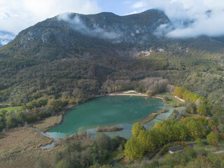 Poster - vue aérienne sur le spot de baignade aux eaux de couleurs bleus et vertes, le lac de Virieu-le-Grand dans l'Ain en France