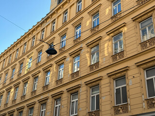 Sanierte Altbausfassaden im Karmeliterviertel im 2. Bezirk von Wien, Österreich