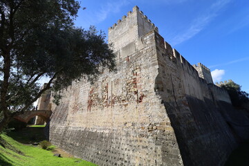 Wall Mural - Le château Saint Georges, château médiéval, vue de l'extérieur, ville de Lisbonne, Portugal