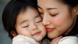 © chic designs - 優しい瞬間：目を閉じて穏やかな笑顔で抱き合う母と子