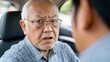 © chic designs - 車に関する議論中に驚きを表明する高齢男性