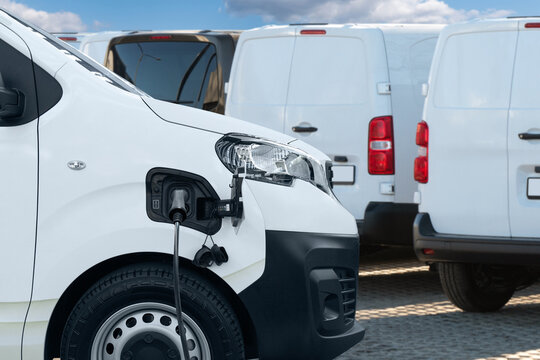 Fototapete -  - Electric delivery vans with electric vehicles charging station