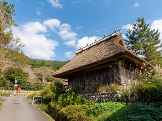 Wall Mural - 茅葺き屋根の農機具小屋と秋の風景