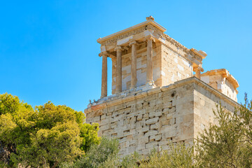 Wall Mural - A large building with a white roof and a blue sky in the background, the Acropolis of Athens