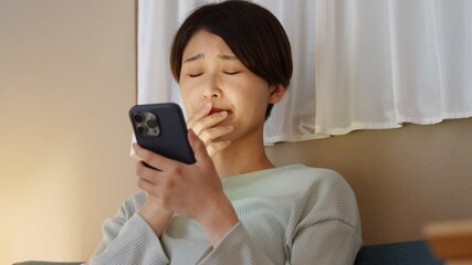 Poster - 夜スマホを見て欠伸をする女性
