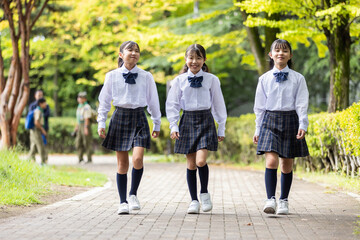 Wall Mural - 制服を着て歩く学生　Students walking in uniform	