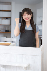 Poster - 美容師さんやカフェの店員さんのガッツポーズイメージ　カメラ目線　接客業の求人や転職のイメージ