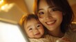 © chic designs - ノートパソコンを使いながら仕事と家庭のバランスをとる母親