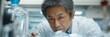 © Ami - 革新的なエンジニアリング：ハイテク研究室で集中力を発揮する日本人エンジニアの二重の露出
