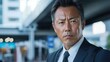 © chic designs - 都会の環境で自信に満ちた日本のビジネスマン - ビジネス向けのプロフェッショナルなポートレート
