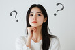 © keisuke - 若い女性、考えるポーズ、悩み、はてな、疑問符